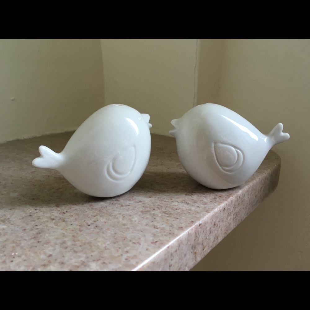 Tiny ceramic bird salt and pepper shakers.